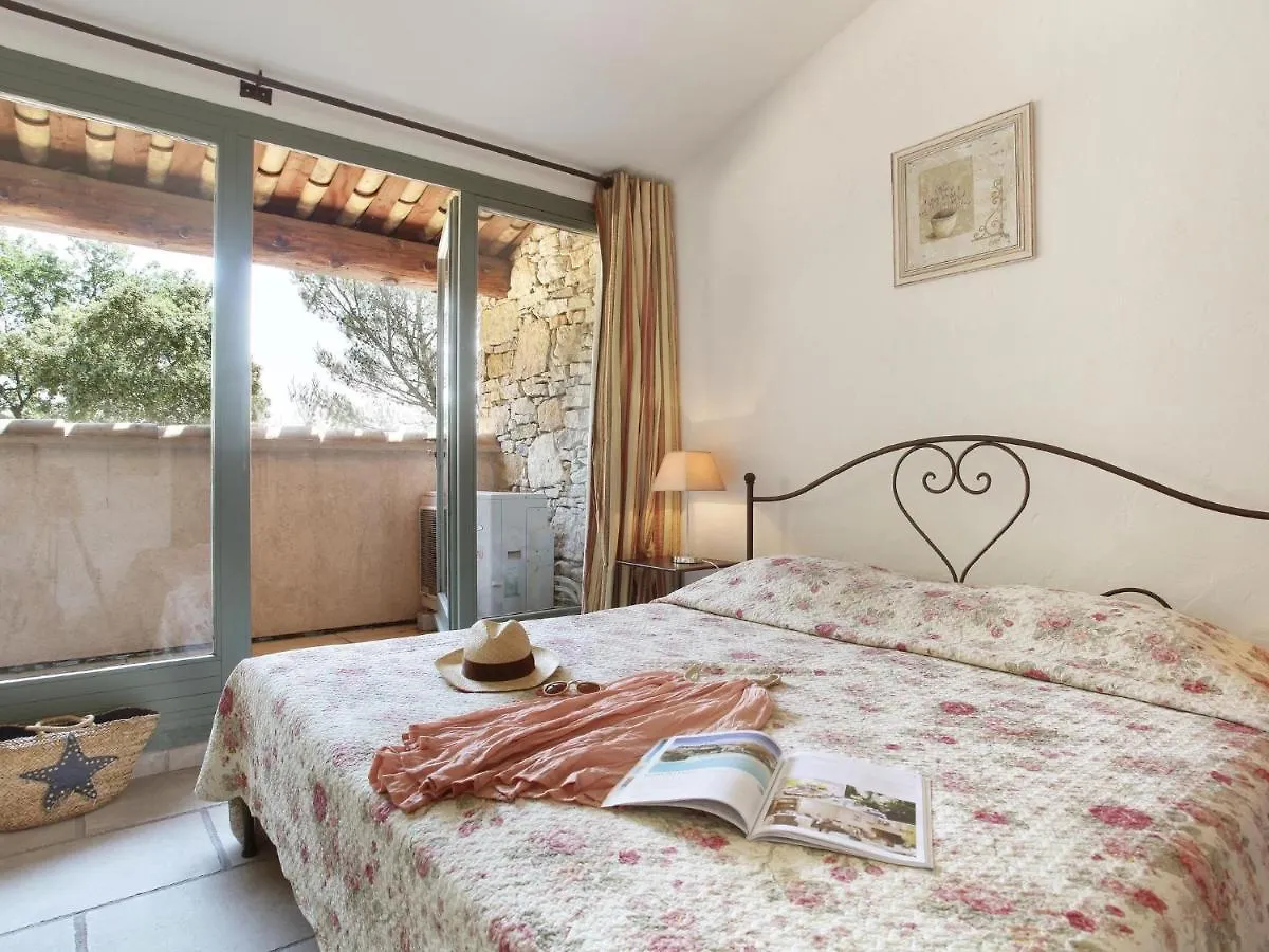 Holiday home Neat Apartment With Ac, 3 Km Form The Centre Of Gordes France