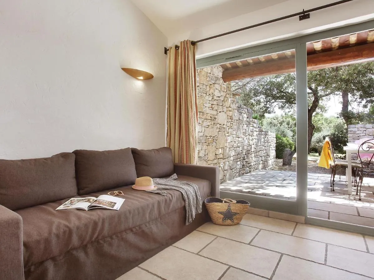 Holiday home Neat Apartment With Ac, 3 Km Form The Centre Of Gordes